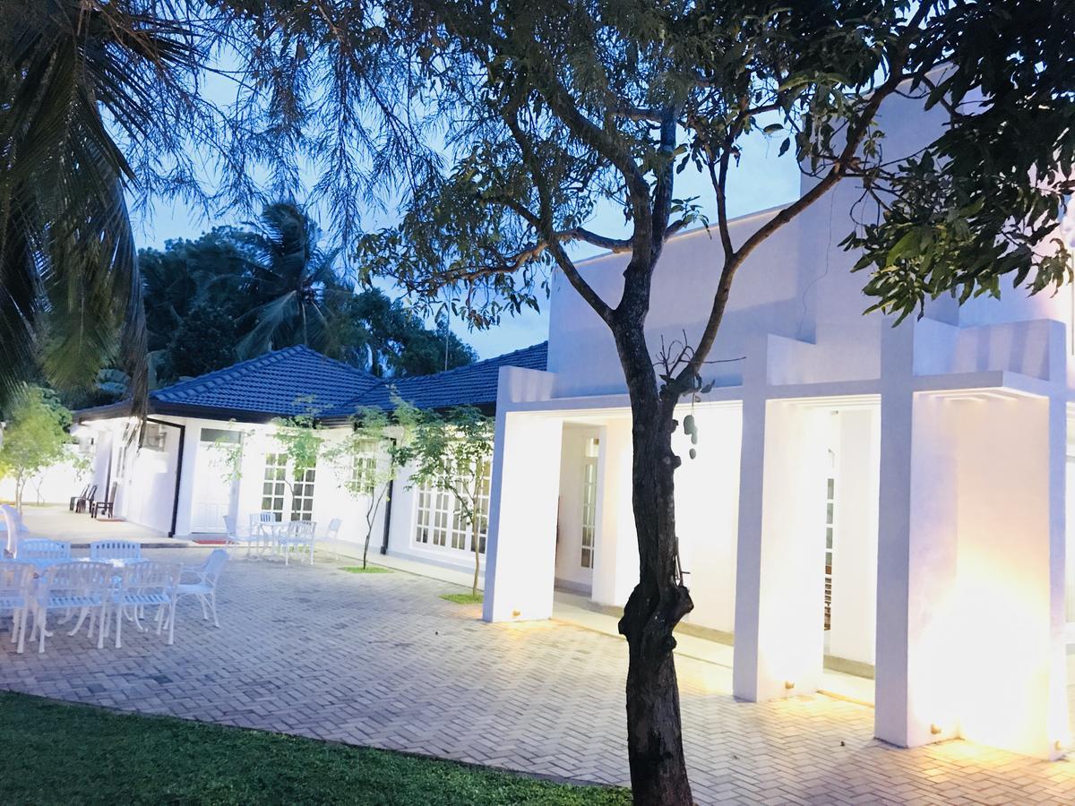 Royal White Tourist Rest Anuradhapura Exterior foto