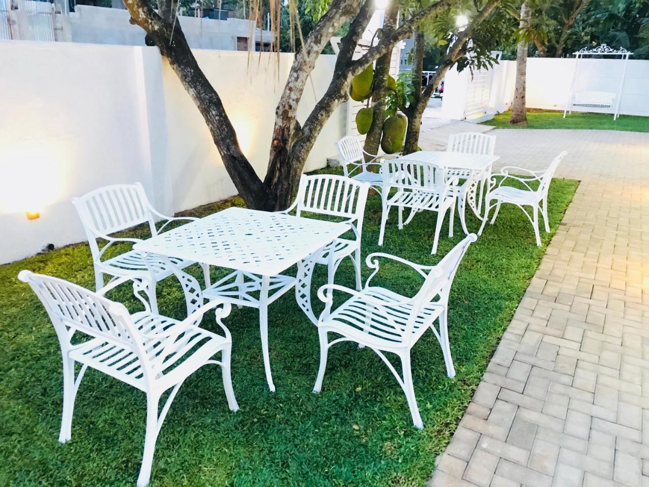 Royal White Tourist Rest Anuradhapura Exterior foto