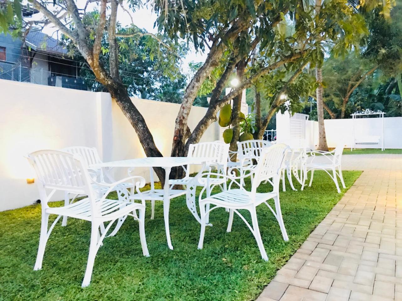 Royal White Tourist Rest Anuradhapura Exterior foto
