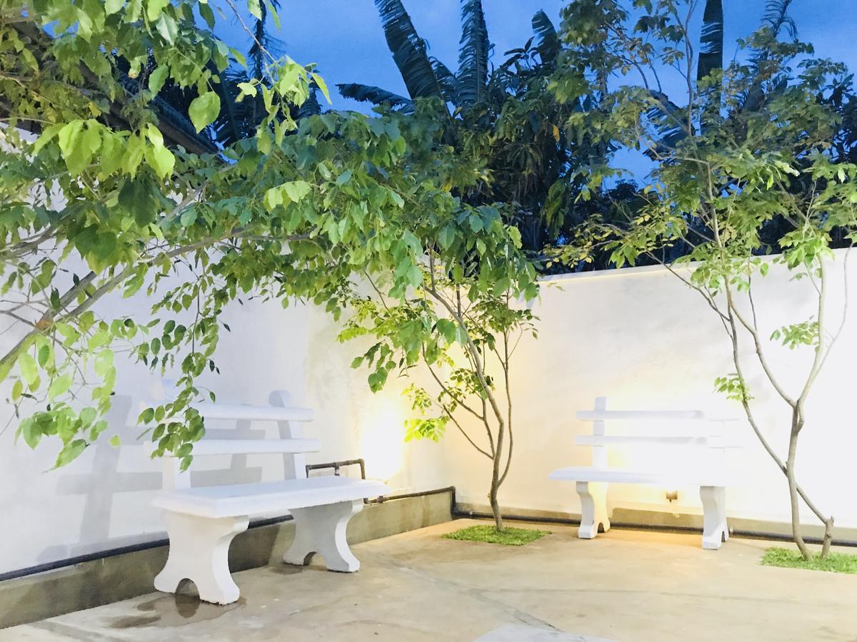 Royal White Tourist Rest Anuradhapura Exterior foto