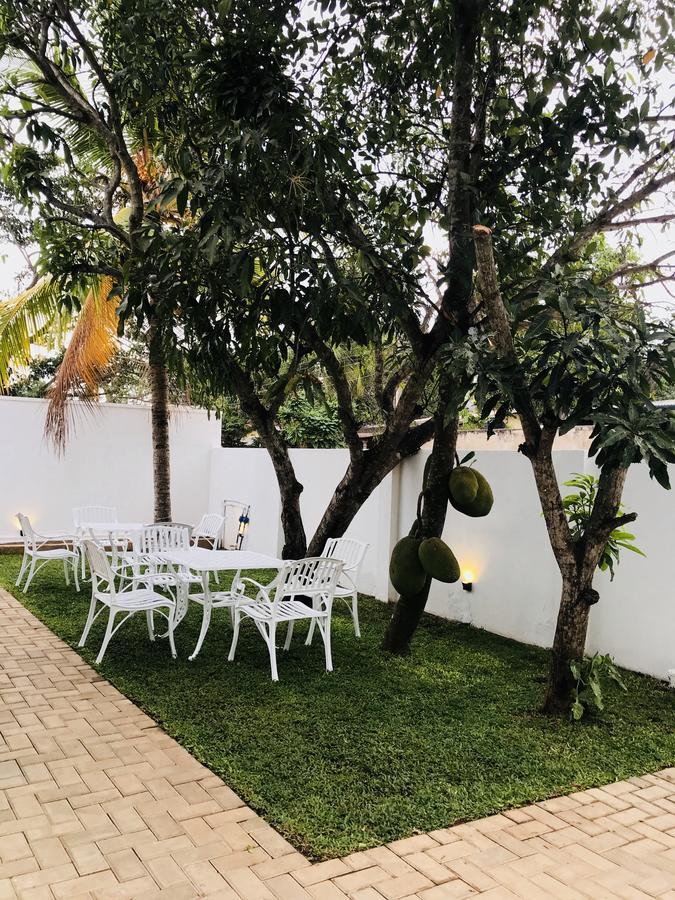 Royal White Tourist Rest Anuradhapura Exterior foto